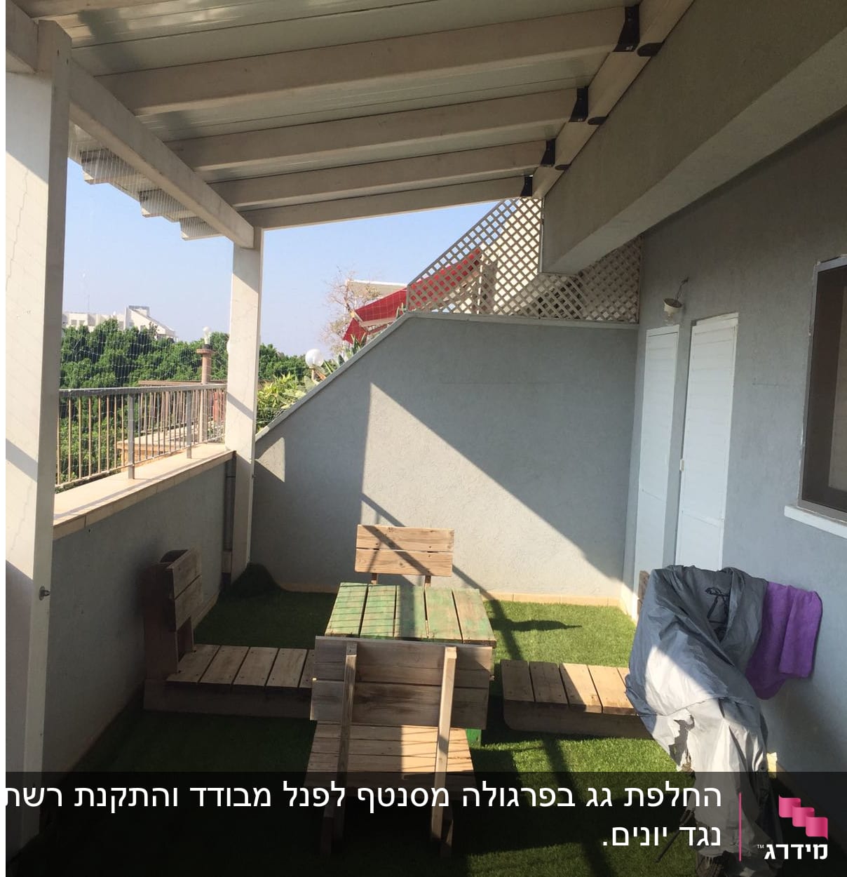 ריהוט עץ בגינה על דשא סינתטי
